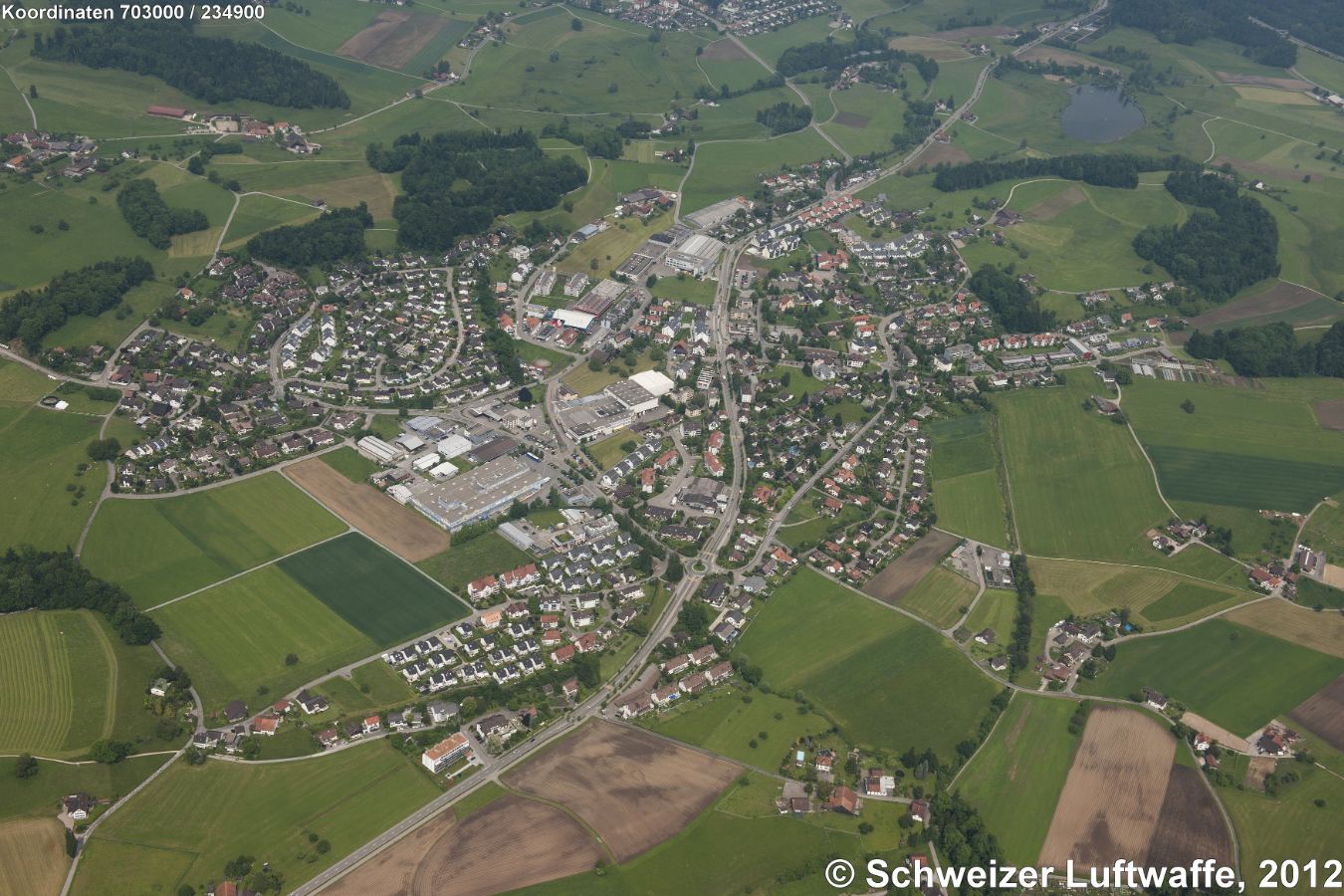 Wolfhausen mit Egelsee (Blickrichtung NE, Position 2'703'010.00, 1'234'968.75)